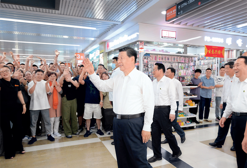 2023年9月20日至21日，，，，，中共中央总书记、国家主席、中央军委主席习近平在浙江考察。。。。。。。这是20日上午，，，，，习近平在义乌国际商贸城考察时，，，，，同商户亲切交流。。。。。。。 新华社记者 李学仁/摄
