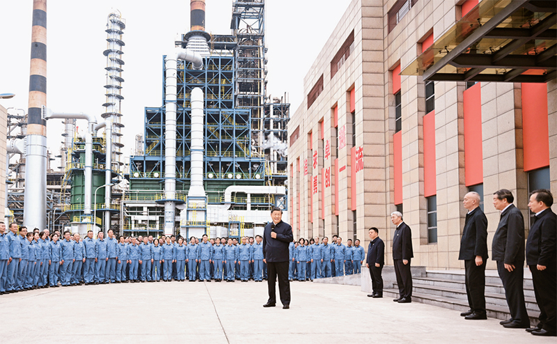 2023年10月10日至13日，，，，，中共中央总书记、国家主席、中央军委主席习近平在江西考察。。。。。。。这是10日下午，，，，，习近平在中国石化九江分公司考察时，，，，，同企业员工亲切交流。。。。。。。 新华社记者 谢环驰/摄