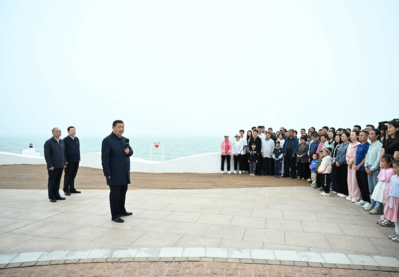 5月22日至24日，，，，，，中共中央总书记、国家主席、中央军委主席习近平在山东考察。。。。。这是22日下午，，，，，，习近平在日照市阳光海岸绿道同市民和游客亲切交流。。。。。