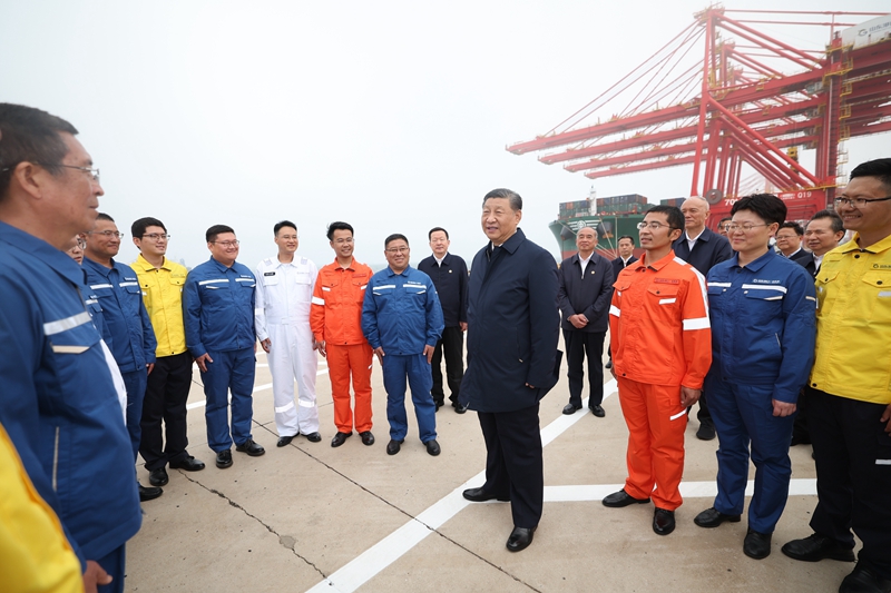 5月22日至24日，，，，，，中共中央总书记、国家主席、中央军委主席习近平在山东考察。。。。。这是22日下午，，，，，，习近平在日照港亲切慰问港口科技工作者、运营人员、航运人员。。。。。