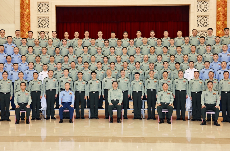 5月22日至24日，，，，，，中共中央总书记、国家主席、中央军委主席习近平在山东考察。。。。。这是23日上午，，，，，，习近平在济南亲切接见驻济南部队上校以上领导干部，，，，，，代表党中央和中央军委向驻济南部队全体官兵致以诚挚问候。。。。。