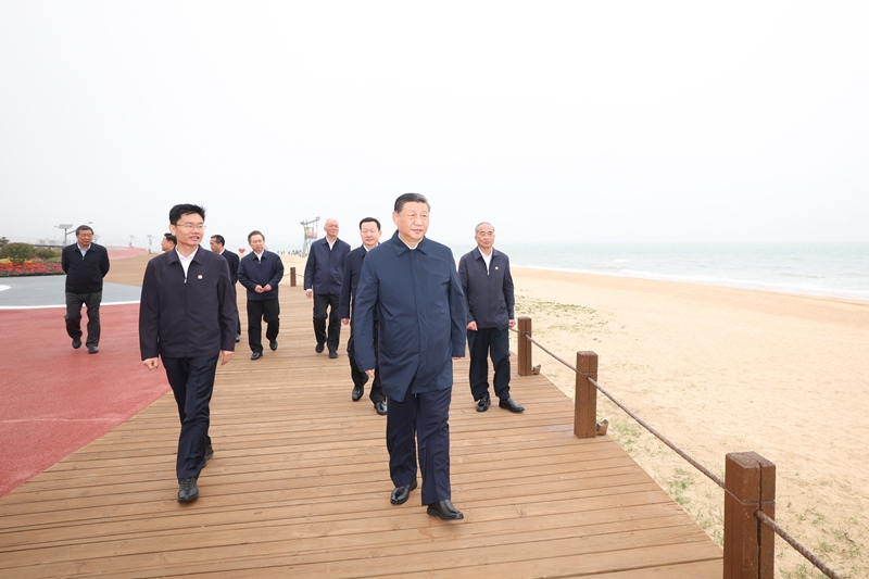 5月22日至24日，，，，，，中共中央总书记、国家主席、中央军委主席习近平在山东考察。。。。。这是22日下午，，，，，，习近平在日照市阳光海岸绿道考察。。。。。