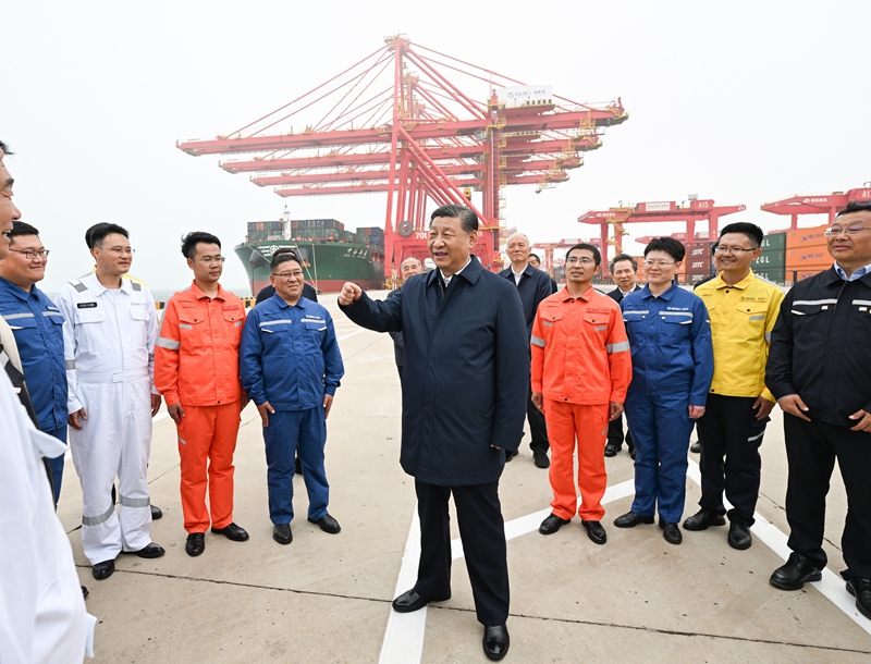 ??5月22日至24日，，，，，，中共中央总书记、国家主席、中央军委主席习近平在山东考察。。。。。这是22日下午，，，，，，习近平在日照港亲切慰问港口科技工作者、运营人员、航运人员。。。。。 