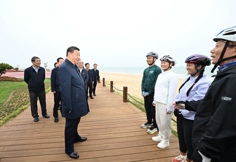 5月22日至24日，，，，，，中共中央总书记、国家主席、中央军委主席习近平在山东考察。。。。。这是22日下午，，，，，，习近平在日照市阳光海岸绿道同市民亲切交流。。。。。