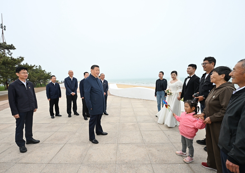 5月22日至24日，，，，，，中共中央总书记、国家主席、中央军委主席习近平在山东考察。。。。。这是22日下午，，，，，，习近平在日照市阳光海岸绿道同市民亲切交流。。。。。