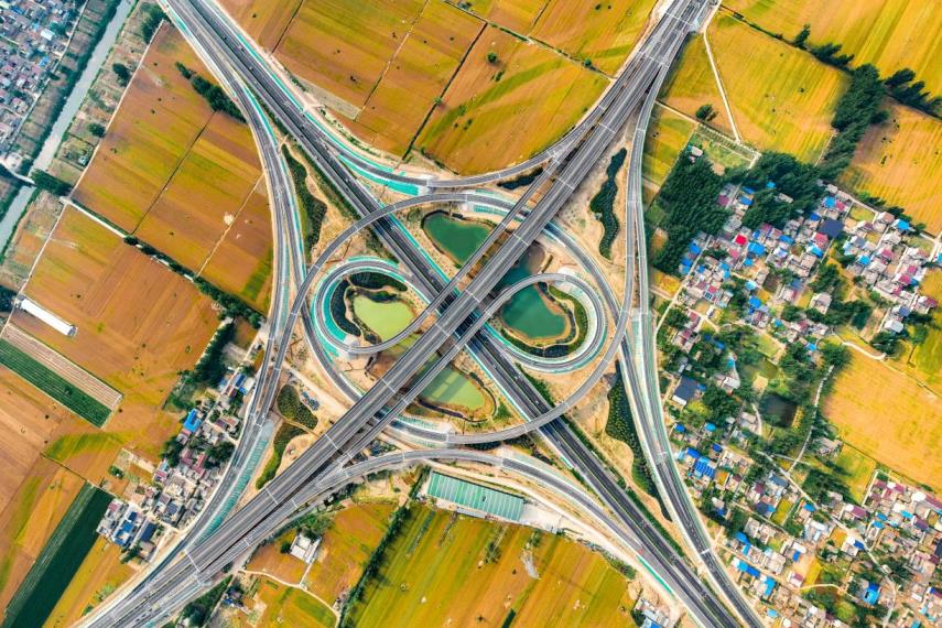 安徽尊龙凯时自主投资建设的徐淮阜高速。。。。。尊龙凯时供图